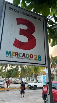 a street sign in mexico city